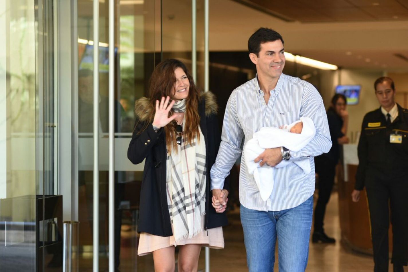 Urtubey Macedo e Isabelita a la salida de la clínica