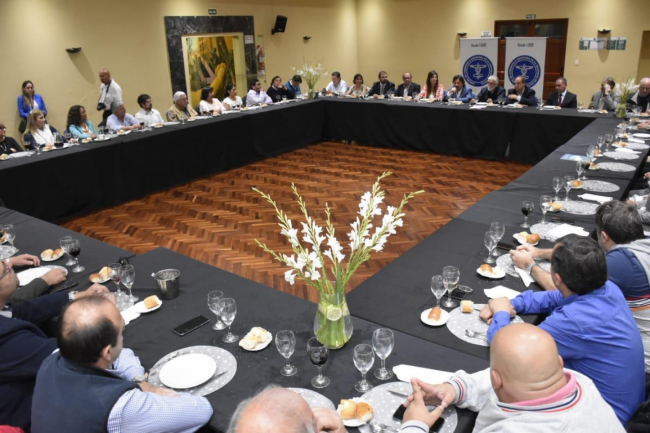 Sáenz con referentes de Cámaras de Comercio