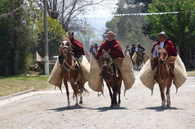Desfile en honor a los 130 años de La Silleta