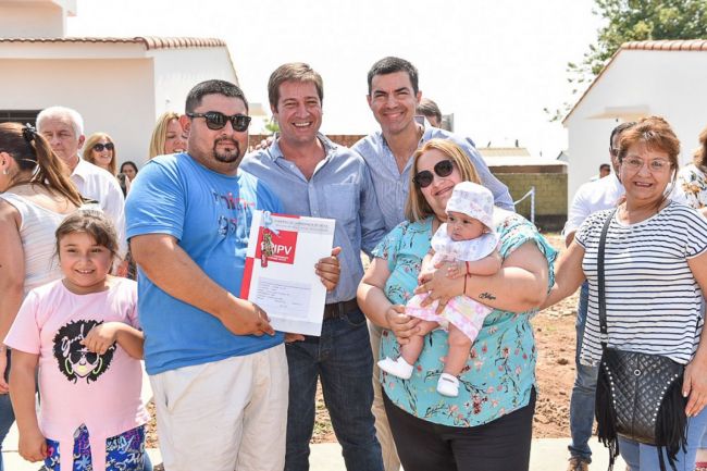 100 familias de Colonia Santa Rosa accedieron a sus nuevas viviendas