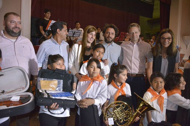 Los niños con instrumentos nuevos
