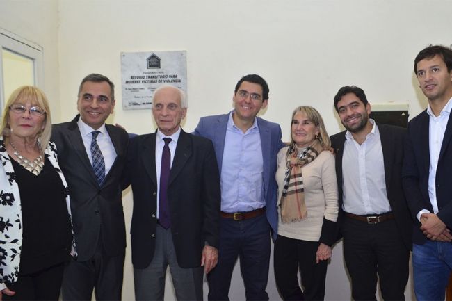 Autoridades en la inauguración del refugio