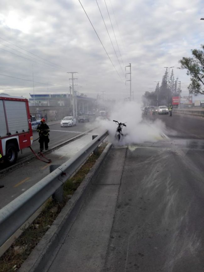Fuego en Av. Bolivia