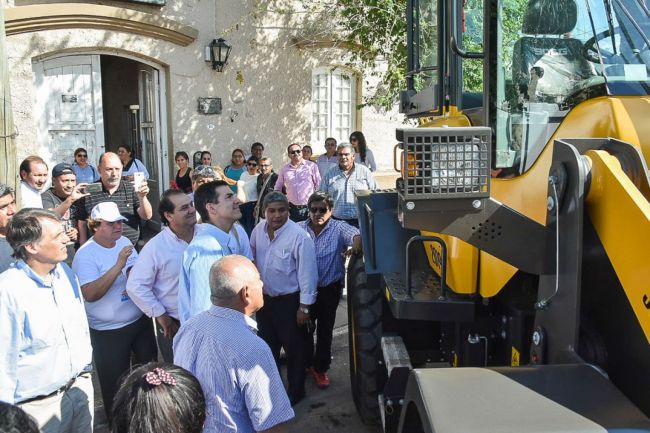 Entrega de vehículos en J. V. González