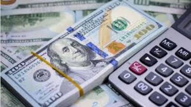 Calculadora en mano para seguir la evolución del dólar