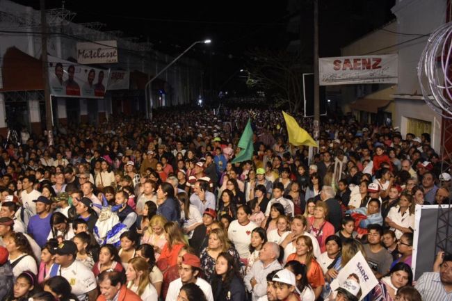Una multitud en el cierre de Gustavo Sáenz