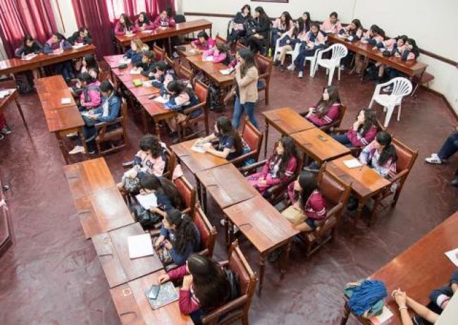 Los jóvenes al recinto