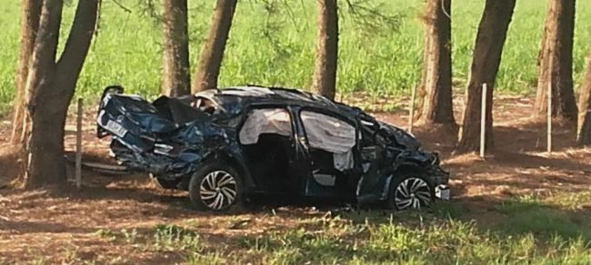 Así quedó el auto tras chocar a la moto