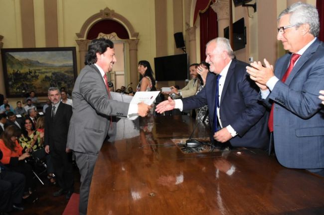 Gustavo Saénz recibe el diploma que lo acredita como gobernador