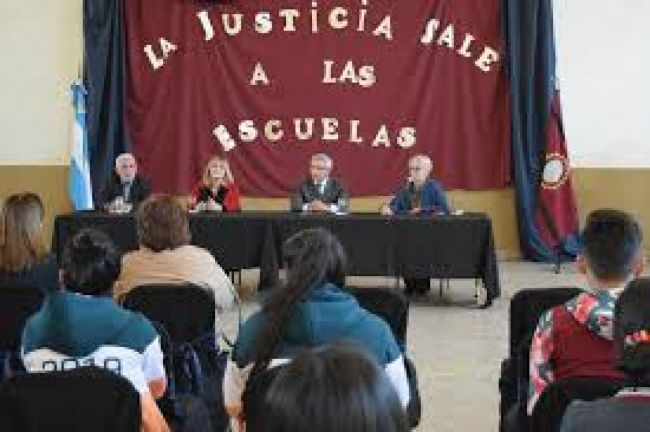 La justicia sale a las escuelas