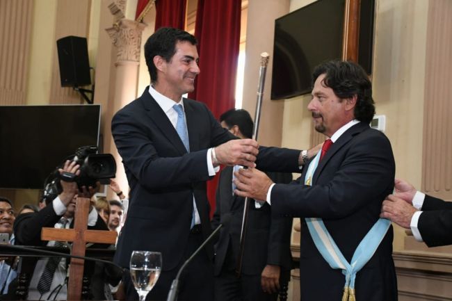 Saénz recibe el bastón de mando