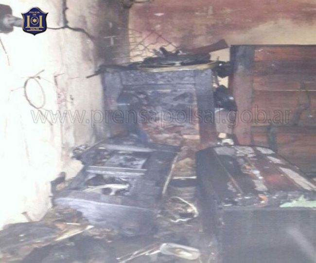 Las llamas consumieron la habitación