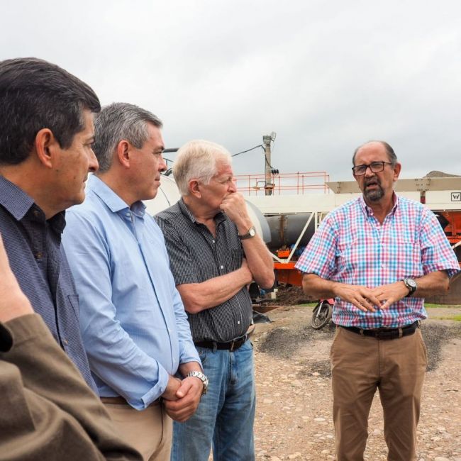 Intendentes y autoridades en la planta pavimentadora