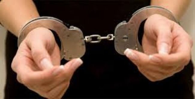 La mujer seguirá detenida