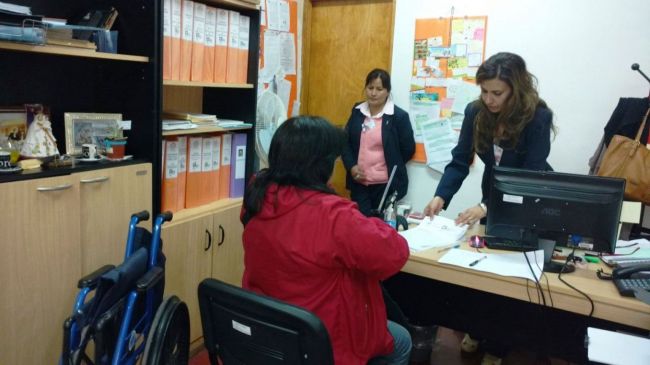 La Cooperadora entregó una silla de ruedas