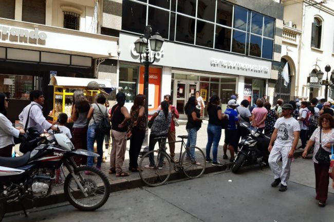 Parte de la fila frente al Banco Nación de Salta