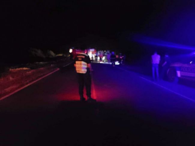 Mató a su pareja y luego murió al chocar con un camión