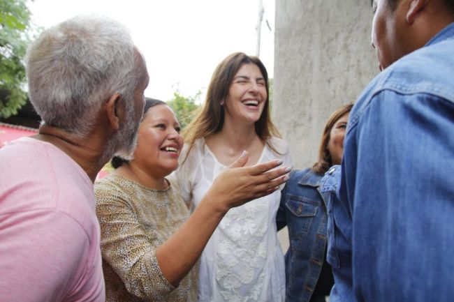 Romero con vecinos de Villa Los Sauces