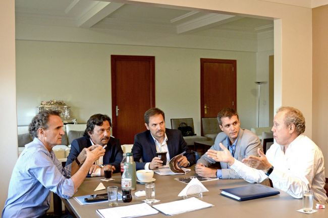 Sáenz con autoridades nacionales