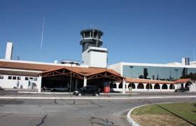 Aseguran que del aeropuerto se dirigió a aislarse su casa