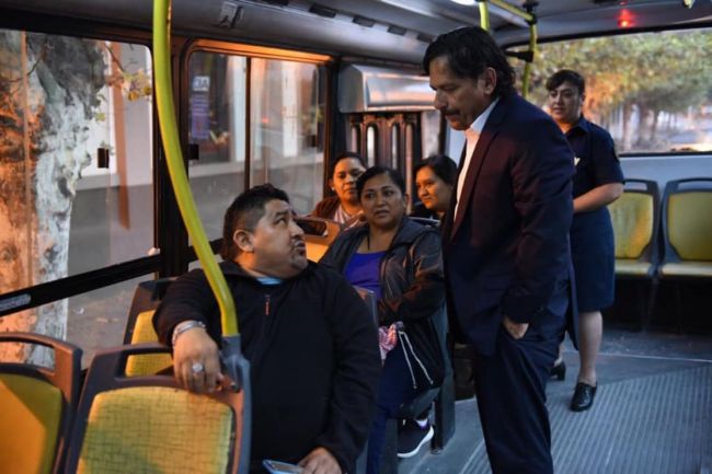 Sáenz en un colectivo