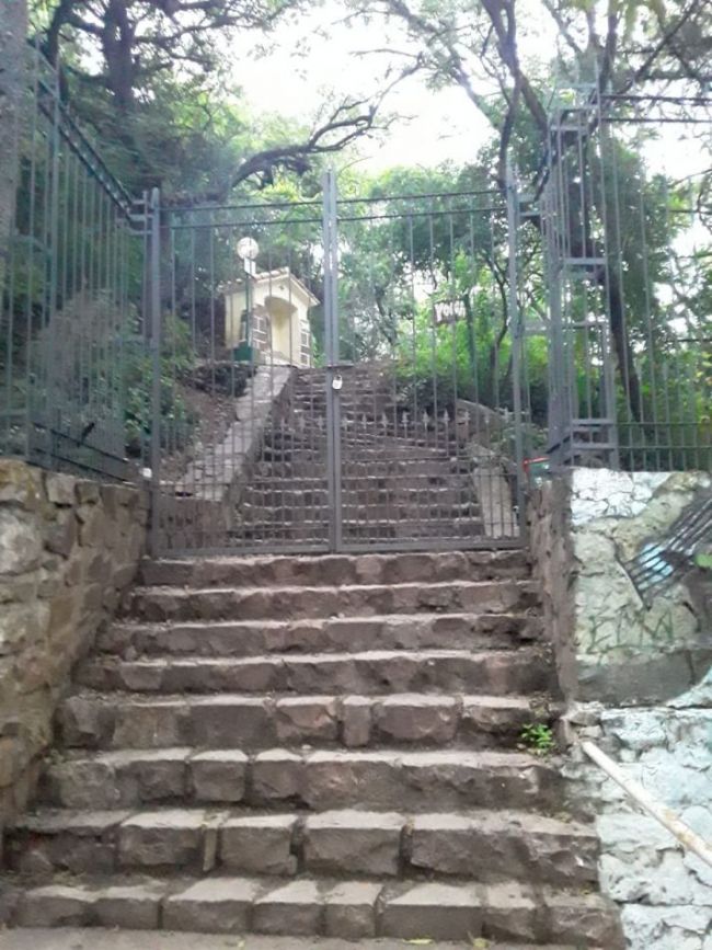 Acceso cerrado al cerro San Bernardo