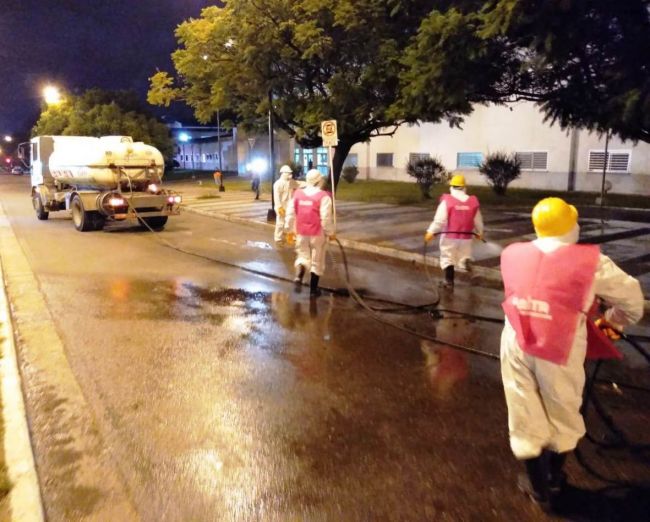 Desinfección nocturna en las calles de Salta