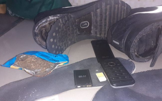 Droga y un celular ocultos en las zapatillas