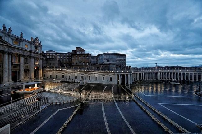 El Papa y una bendición en soledad