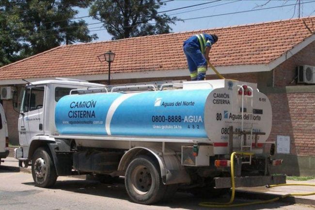 Reparto de agua con camiones cisterna