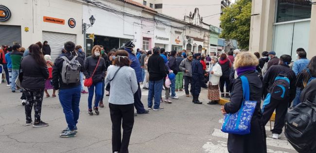 Colas para entrar a los bancos   Crédito foto: Mónica Tejerina