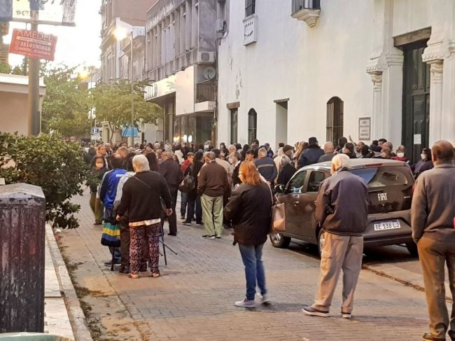 Largas filas y cuarentena amenazada