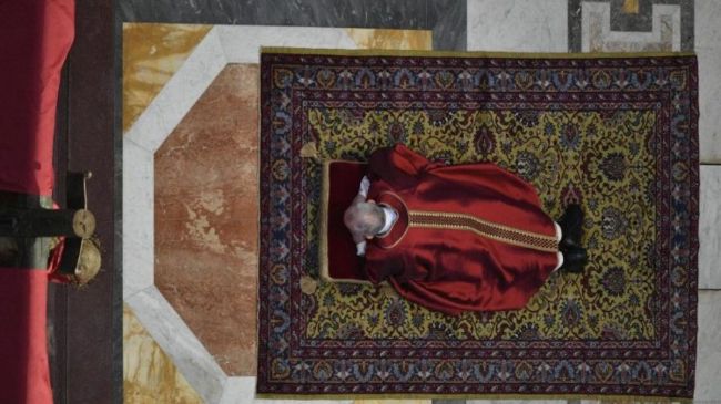 El Papa postrado ante la Cruz