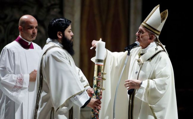 Francisco enciende el cirio pascual