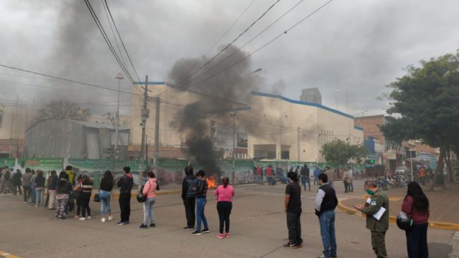 Unos protestas y otras hacen fila para pagar   Crédito foto: Julio Marin
