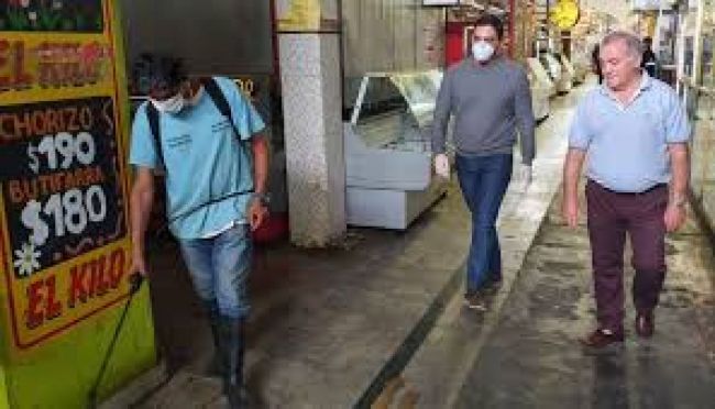 Antes de abrir desinfectaron el mercado