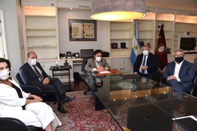 Sáenz con miembros de la Corte