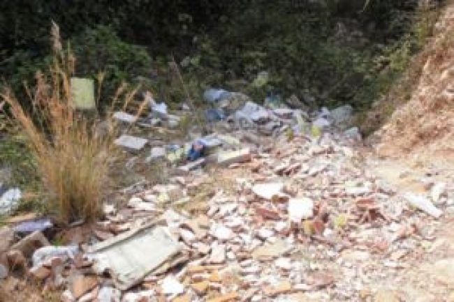 Llamado de atención a quienes arrojan escombros