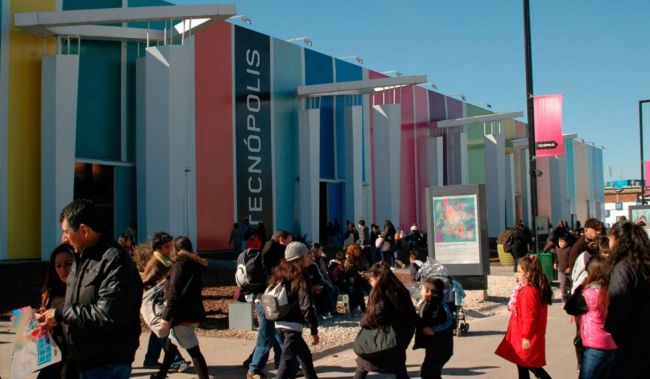 Hay 18 diferentes estaciones temáticas relacionadas con arte, ciencia y tecnología.