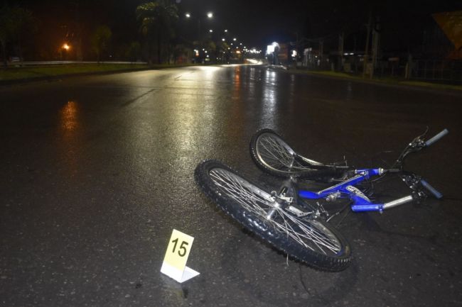Buscan al automóvil que habría atropellado al ciclista