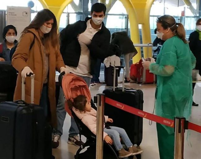 Urtubey y su familia en el aeropuerto de Barajas  Crédito foto:Infobae