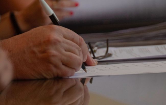 Se deberá pedir turno para asistir al escribano