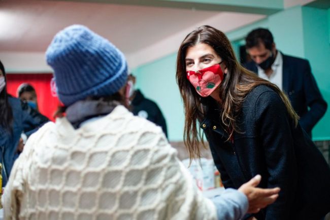 La intendenta en un centro de jubilados