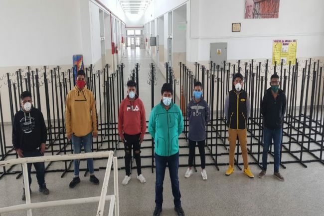 Estudiantes con su donación