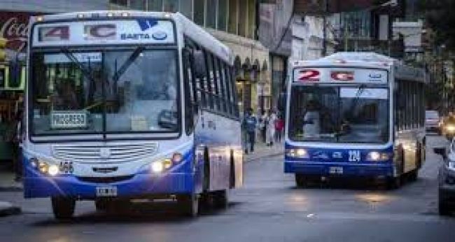 El transporte sigue habilitado solo para personas y actividades exceptuadas