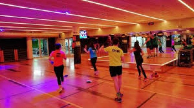 Más distanciamiento y controles para poder reabrir