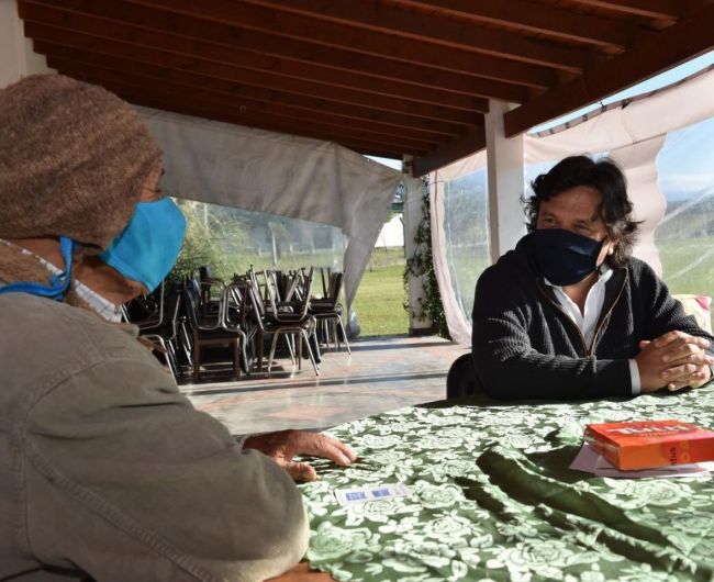 Sáenz con un abuelo en el albergue