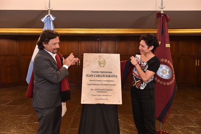 Ahora el teatro provincial se llama "Juan Carlos Saravia"