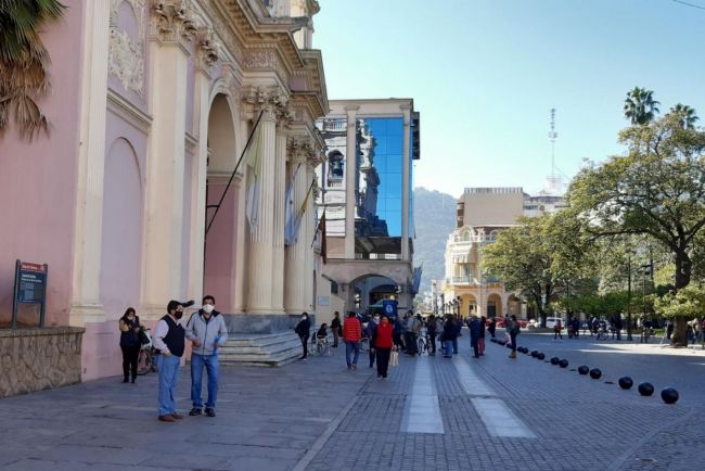 Pese a estar abiertas, muchos optaron por seguir rezando afuera