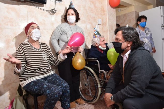 Saénz con los abuelos del geriátrico